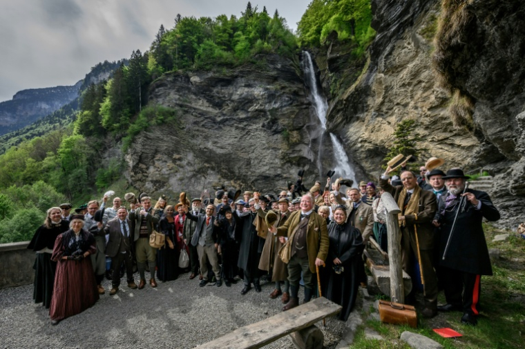 Une soixantaine de membres de la Sherlock Holmes Society de Londres en pèlerinage aux chutes de Reichenbach, en Suisse, le 3 mai 2026 ( AFP / Fabrice COFFRINI )