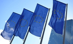 Des drapeaux de l'Union européenne flottent à Francfort