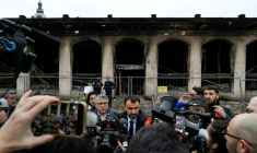 Le maire de Lyon, Grégory Doucet, s'adresse à la presse devant l'Office du tourisme incendié la veille lors d'une manifestation contre la vie chère, le 18 octobre 2026 ( AFP / Jeff PACHOUD )