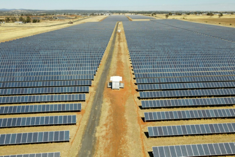 Des panneaux solaires dans la ferme photovoltaïque de Tom Warren près de la ville australienne de Dubbo, à environ 400 kilomètres à l'ouest de Sydney, le 19 janvier 2026  ( AFP / Gregory Plesse )