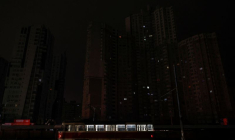 Un tramway devant des appartements à Kyiv sans électricité après des frappes de missiles russes