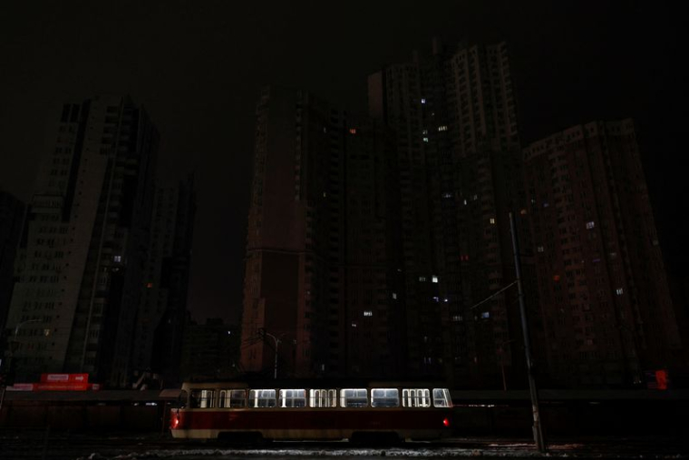 Un tramway devant des appartements à Kyiv sans électricité après des frappes de missiles russes