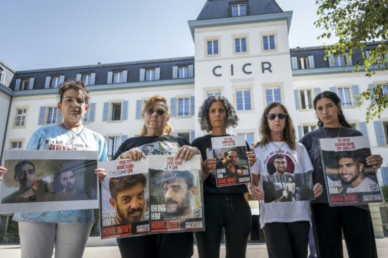 Des proches de Guy Gilboa-Dalal, David et Ariel Cunio, Nimrod Cohen et Evyatar David rassemblés devant le siège du CICR à Genève, le 12 août 2025 ( AFP / Fabrice COFFRINI )