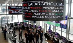 Des analystes universels de l'opérateur boursier Euronext travaillent dans le centre de surveillance des services de marché au siège d'Euronext dans le quartier d'affaires et financier de La Défense à Courbevoie