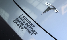 Un autocollant apposé sur le capot d'une voiture électrique Tesla affiche le message : «J'ai acheté ça avant qu'Elon ne devienne fou.» Le 29 avril 2025, à Berlin.  (crédit : SEAN GALLUP / GETTY IMAGES EUROPE / Getty Images via AFP)