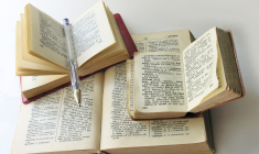 Une des raisons les plus souvent évoquées pour retraduire est que les traductions vieillissent. (crédit : Adobe Stock)