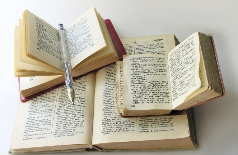 Une des raisons les plus souvent évoquées pour retraduire est que les traductions vieillissent. (crédit : Adobe Stock)