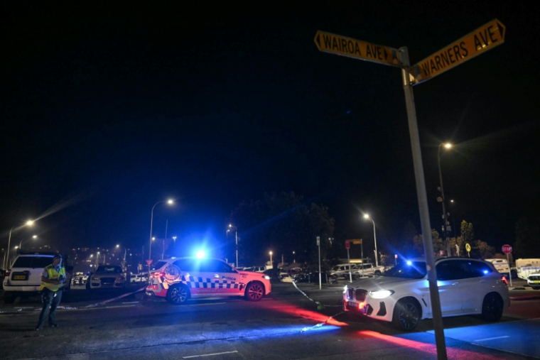 Des policiers sur place après l'attaque contre une fête juive sur la plage de Bondi, à Sydney, qui a fait onze morts et 29 blessés, le 14 décembre 2025 ( AFP / Saeed KHAN )
