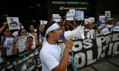 "Il n’y a pas de liberté !", proteste Diego Casanova, 30 ans, au mégaphone devant le Parquet à Caracas, le 28 mai 2026 ( AFP / Juan BARRETO )