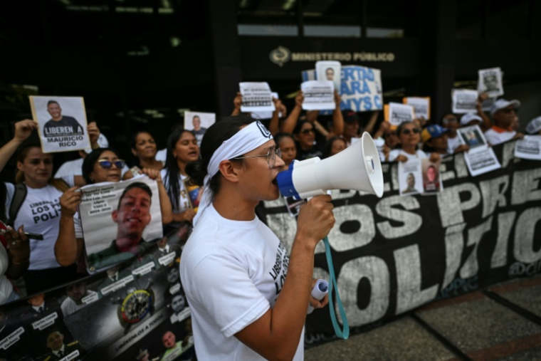 "Il n’y a pas de liberté !", proteste Diego Casanova, 30 ans, au mégaphone devant le Parquet à Caracas, le 28 mai 2026 ( AFP / Juan BARRETO )