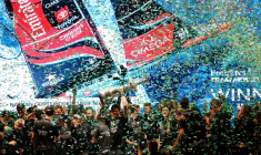 Emirates Team New Zealand célèbre avec le trophée la victoire de la 37ème édition de l'America Cup