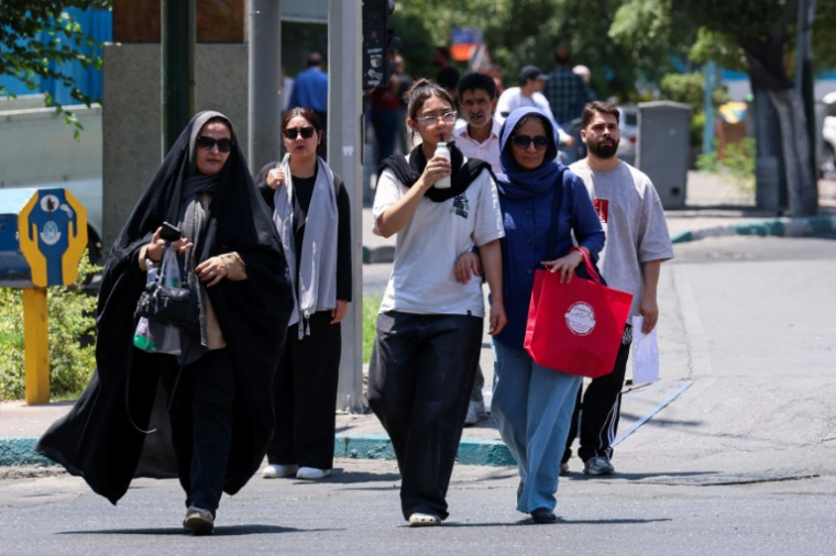 Des piétons dans une rue de Téhéran pendant une vague de chaleur en Iran, le 22 juillet 2025 ( AFP / - )