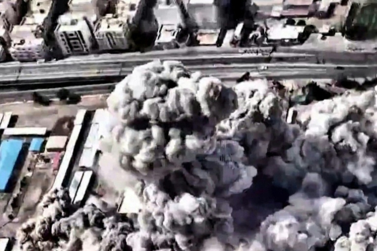 Capture à partir d’une vidéo publiée par l’armée israélienne le 1er mars 2026 montrant ce qu’elle présente comme des frappes de grande ampleur contre "le quartier général du régime terroriste iranien "à Téhéran, le 1er mars 2026 ( Israeli Army / Handout )