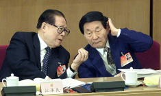 Zhu Rongji (d), alors Premier ministre, écoute le président chinois Jiang Zemin lors de l'Assemblée nationale populaire, à Pékin, le 6 mars 2002 ( AFP / Frederic J. BROWN )