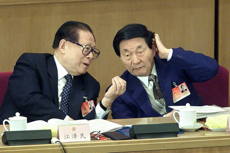 Zhu Rongji (d), alors Premier ministre, écoute le président chinois Jiang Zemin lors de l'Assemblée nationale populaire, à Pékin, le 6 mars 2002 ( AFP / Frederic J. BROWN )