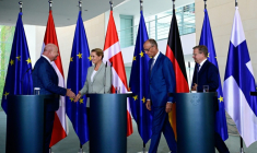 De gauche à droite : le chancelier autrichien Christian Stocker serre la main de la Première ministre danoise Mette Frederiksen, le chancelier allemand Friedrich Merz et le Premier ministre finlandais Petteri Orpo lors d'une conférence de presse à Berlin le 27 août 2026 ( AFP / Tobias SCHWARZ )