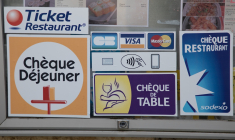 Peut-on utiliser ses tickets restaurant en vacances ? ( Crédits photo: ©  OceanProd - stock.adobe.com)