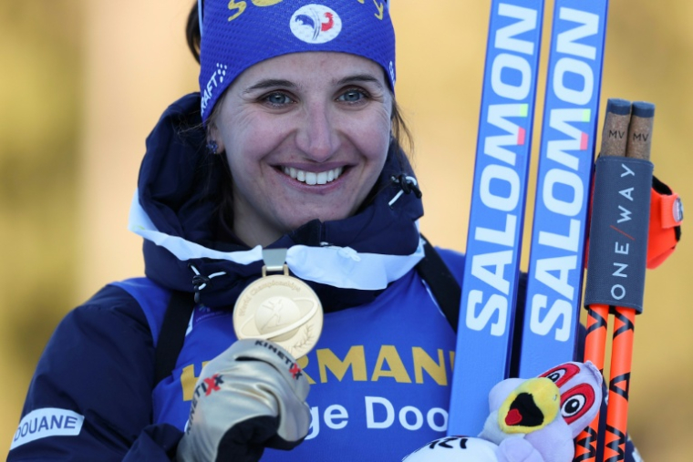La championne Julia Simon médaille d'or aux mondiaux de biathlon à Lenzerheide (Suisse), le 18 février 2025 ( AFP / FRANCK FIFE )