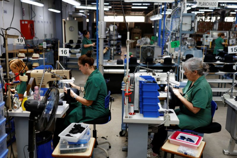 Des personnes travaillent dans l'usine Fernandez y Roche Industrias Sombrereras Espanolas à Salteras, près de Séville
