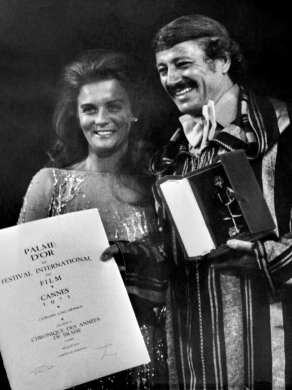 Le réalisateur algérien Mohamed Lakhdar Hamina reçoit des mains de l'actrice américaine Ann Margret la Palme d'Or pour son film "Chronique des années de braise" lors du 28e Festival de Cannes, le 24 mai 1975 ( AFP / )
