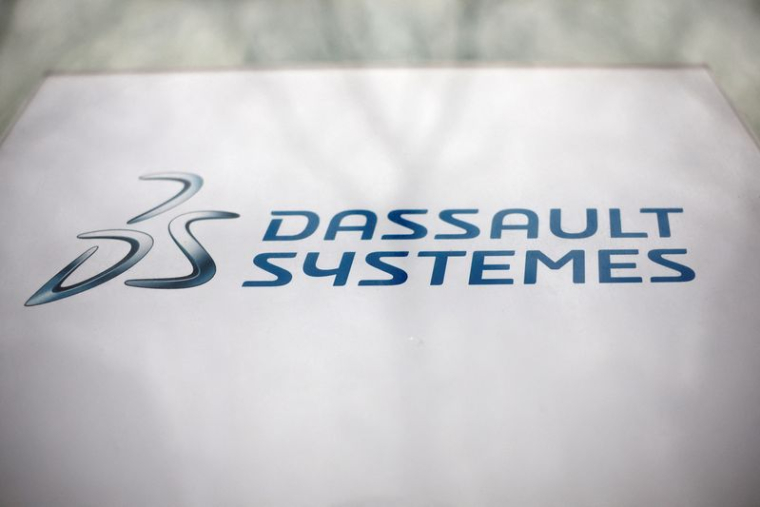 Un logo de Dassault Systèmes sur un bâtiment de la société à Paris, France