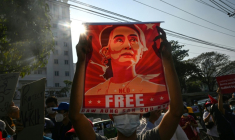 Un manifestant brandit un poster à l'effigie d'Aung San Suu Kyi lors d'une manifestation à Rangoun, en Birmanie, le 15 février 2021 ( AFP / STR )