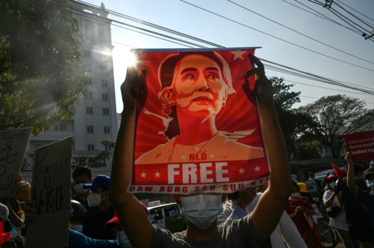Un manifestant brandit un poster à l'effigie d'Aung San Suu Kyi lors d'une manifestation à Rangoun, en Birmanie, le 15 février 2021 ( AFP / STR )