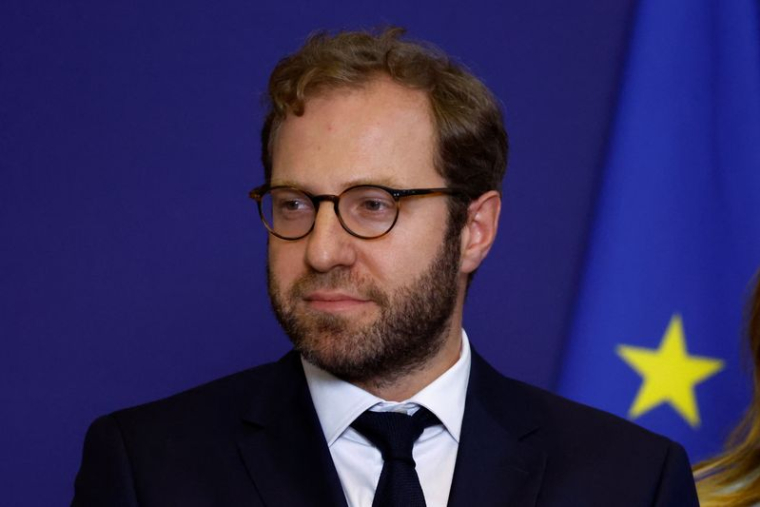 Antoine Armand, nouveau ministre de l'Économie, des Finances et de l'Industrie, lors de la cérémonie de passation de pouvoir
