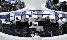 Des traders travaillent en salle des marchés de la bourse de Francfort