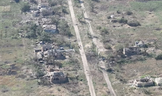 Des soldats ukrainiens entrent dans le village de Robotyne