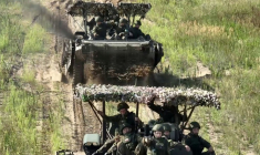 Capture d'écran vidéo tirée d'un document distribué par le ministère russe de la Défense, le 12 septembre 2025, montrant les forces armées russes participant aux exercices militaires conjoints Zapad-2025 des forces armées russes et bélarusses dans un lieu non divulgué ( Ministère russe de la Défense / Handout )