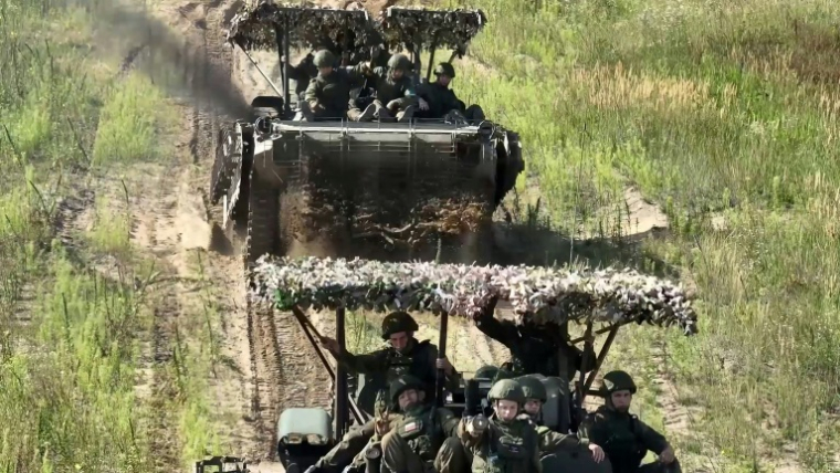 Capture d'écran vidéo tirée d'un document distribué par le ministère russe de la Défense, le 12 septembre 2025, montrant les forces armées russes participant aux exercices militaires conjoints Zapad-2025 des forces armées russes et bélarusses dans un lieu non divulgué ( Ministère russe de la Défense / Handout )