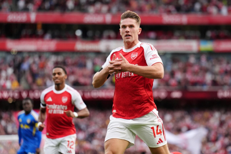 Arsenal en met cinq à Leeds