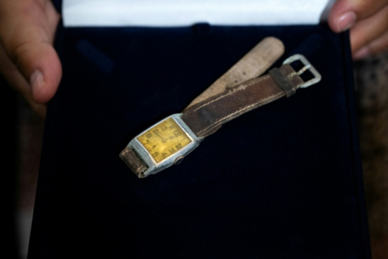 Une montre ayant appartenu à Evangelos Kerasiotis remise à ses proches à Athènes le 25 juin 2026 ( AFP / Angelos TZORTZINIS )