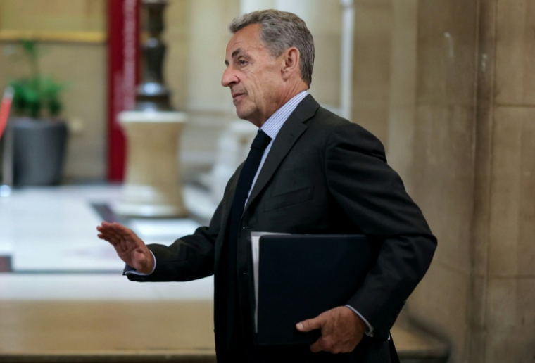 Nicolas Sarkozy à la cour d'appel de Paris le 6 mai 2026 lors du procès en appel sur les soupçons de financement libyen de sa campagne présidentielle de 2007 ( AFP / Thomas SAMSON )