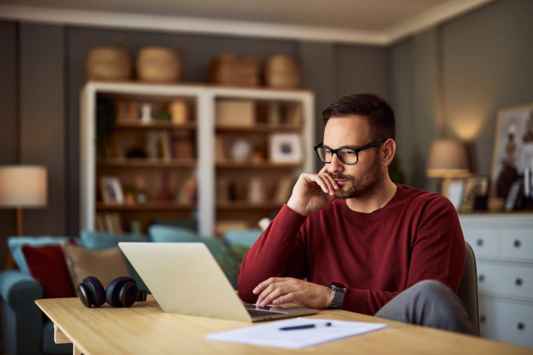 En 2026, l’ACRE est maintenue mais son exonération de cotisations sociales passe de 50% à 25%, réduisant nettement le soutien financier aux nouveaux entrepreneurs. ( crédit photo : Getty Images )