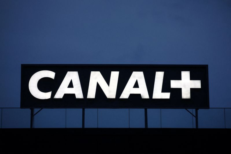 Logo de la chaîne de télévision française "Canal Plus" près de Paris