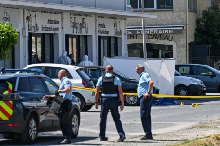 La boulangerie de Clermont-L'Hérault qui a été braquée par un homme cagoulé le 25 avril 2026 ( AFP / Sylvain THOMAS )