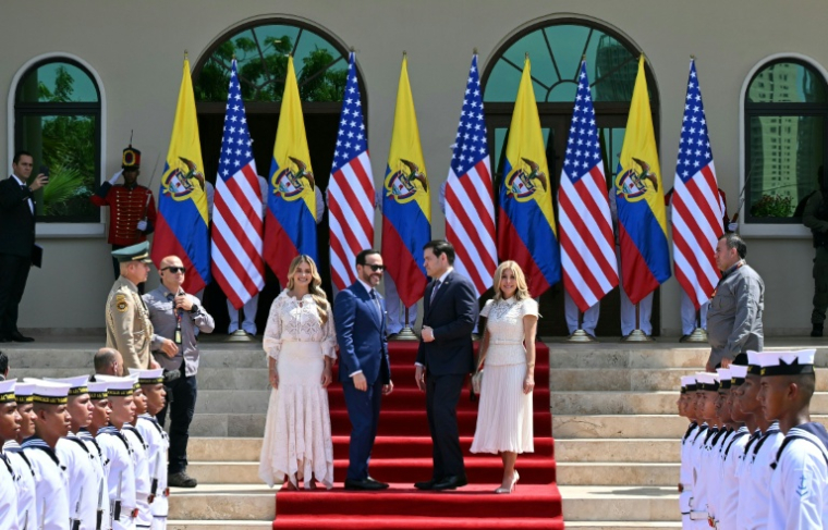 Le président colombien Abelardo de la Espriella (à gauche) accueille le secrétaire d'Etat américain Marco Rubio (à droite) au "siège alternatif" de la Présidence de la Colombie, à Barranquilla, le 8 septembre 2026 ( AFP / Luis ACOSTA )