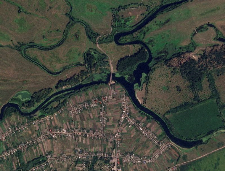 Image satellite d'un pont stratégique détruit sur la rivière Seïm, dans la région de Koursk
