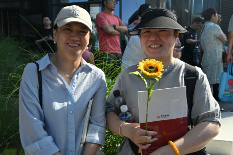 Des parents attendent à l'extérieur d'un lycée de Pékin le 7 juin 2025, alors que leurs enfants passent leur examen d'entrée à l'université, connus sous le nom de "Gaokao" ( AFP / Adek BERRY )