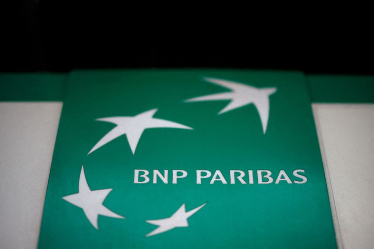 Le logo de BNP Paribas à l'extérieur d'un bâtiment de la banque à Paris