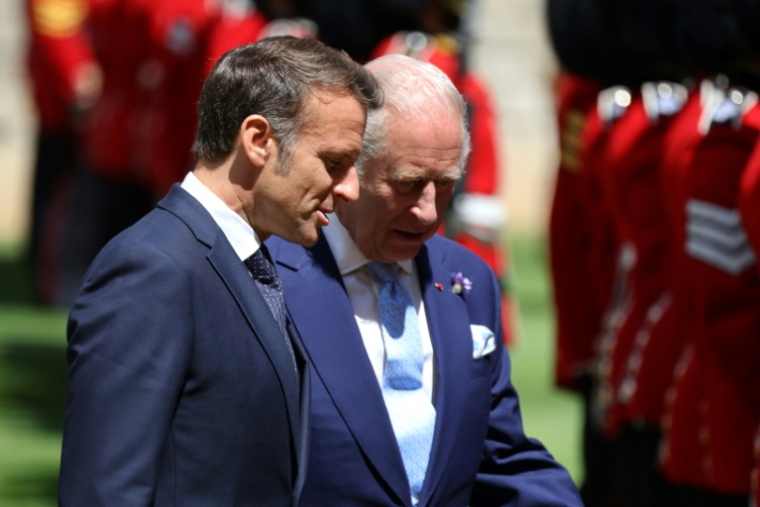 Le président français Emmanuel Macron et le roi Charles III lors d'une cérémonie d'accueil au château de Windsor, à l'ouest de Londres, le 8 juillet 2025 ( POOL / Ludovic MARIN )