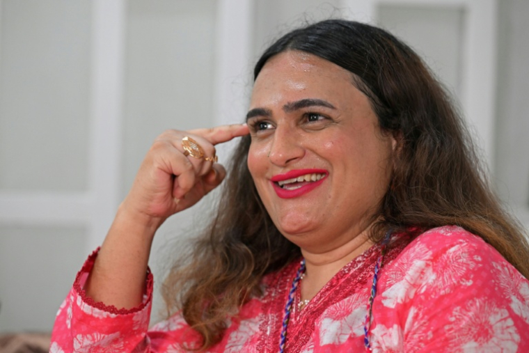 Reem Sharif, militante des droits des transgenres, lors d'un entretien avec l'AFP chez une amie à Rawalpindi, le 10 juillet 2025 au Pakistan ( AFP / Aamir QURESHI )