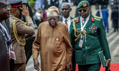Le président nigérian Bola Tinubu (c) à Nairobi, le 12 mai 2026 au Kenya ( AFP / Luis TATO )