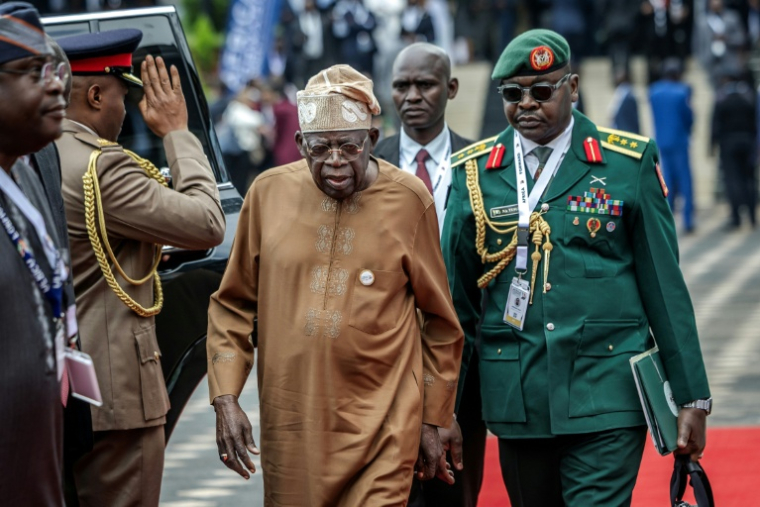 Le président nigérian Bola Tinubu (c) à Nairobi, le 12 mai 2026 au Kenya ( AFP / Luis TATO )