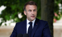 Emmanuel Macron assiste à une cérémonie à Bayeux