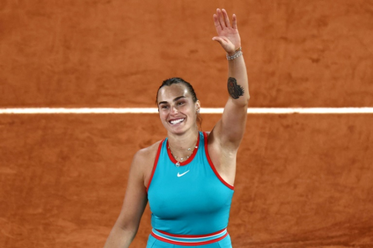 La Bélarusse Aryna Sabalenka a battu la Polonaise Iga Swiatek en demi-finale de Roland-Garros le 5 juin 2025 à Paris ( AFP / Thibaud MORITZ )