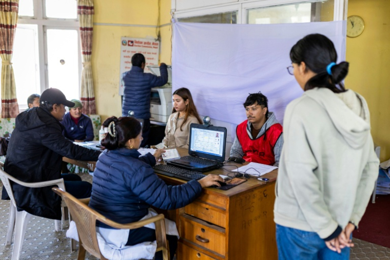 Des Népalais s'inscrivent sur les listes électorales à Lalitpur, le 18 novembre 2025, avant les élections législatives de mars prochain dans la république himalayenne ( AFP / Prabin RANABHAT )