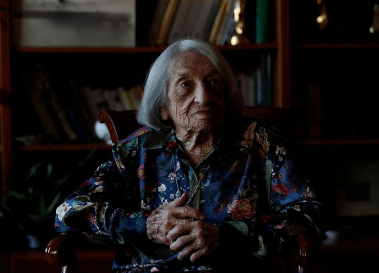 Agnes Keleti, ancienne gymnaste médaillée d'or olympique, pose pour une photo à son domicile de Budapest